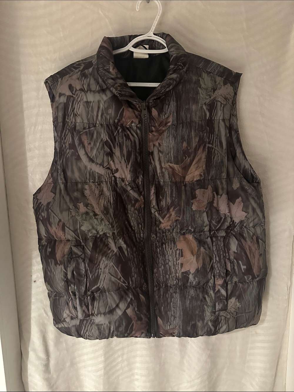 Men's Quilted Camouflage Puffer Vest - Dark Brown Leaf Print